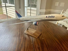 Delta Airlines Pacmin 777 1/100 Model