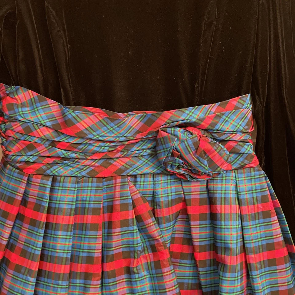 Vestido de Navidad Vintage 1980 Terciopelo Tafetán Tartán Cuadros Vacaciones Rojo Verde Negro Foto 3 de 4