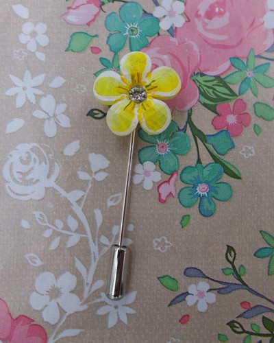 Small Yellow PRIMROSE PIN Yellow Primula Friendship Brooch Lapel HAND PAINTED - Picture 6 of 8