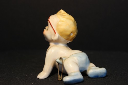 Vintage China/Ceramic - Crawling Baby Boy in Blue Diaper W// Pin & Glasses - Photo 2/6