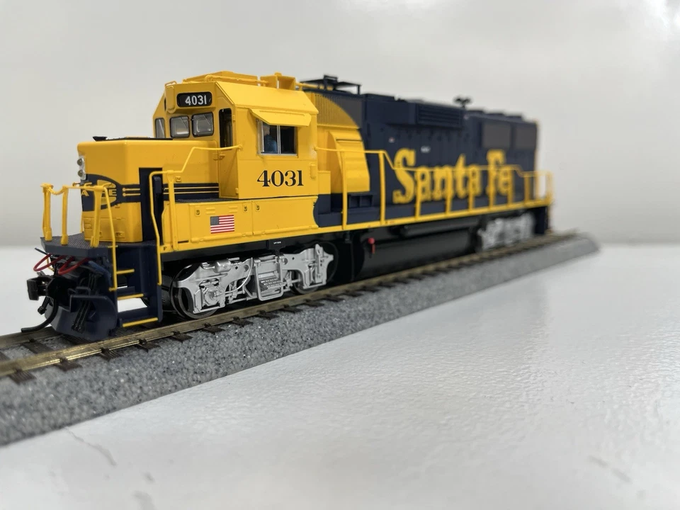 Walthers Proto 2000 HO Scale Santa Fe 4031 EMD GP60 DC / DCC Ready - Image 3 of 4
