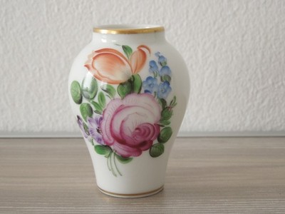 Herend Ungarn Miniaturvase handbemalt Blumendekor mit Goldrand