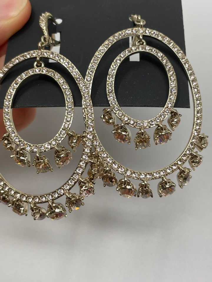 Pendientes araña con flores de cristal y piedra en tono dorado Givenchy Foto 3 de 4