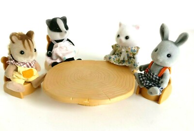 Sylvanian Families Geburtstag Party Tisch und Stühle plus Figuren TOMY Set - selten 