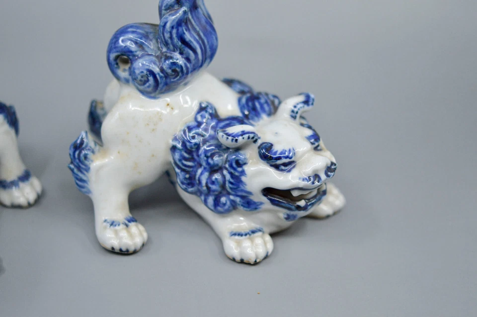 Vintage, japonés, pareja, porcelana, leones Fu azules y blancos, 4 pulgadas de largo Foto 2 de 4