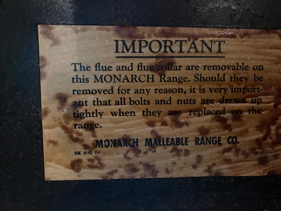 Gama de carbón-madera Monarch. Espalda. Superficie de cocción de hierro fundido. Buen estado. Foto 2 de 4