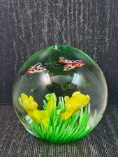 fermacarte vetro con decoro fiori  e farfalle  lavorato a mano ø 9 cm