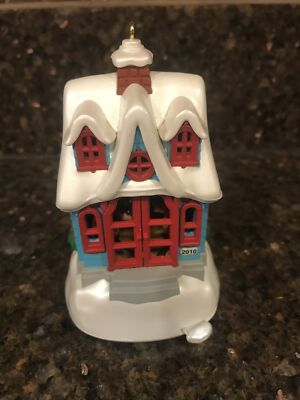 HALLMARK 2010  ORNAMENT~  KISSMAS COTTAGE KISSING SANTA  1ST IN THE SERIES