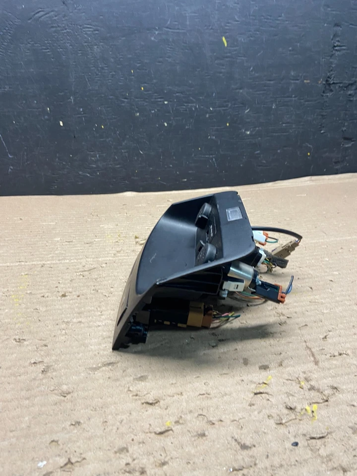 2011-2013 Kia Sorento Center Seat Heater Switches Aux USB Power Outlet J9589 DG - image 2 of 4