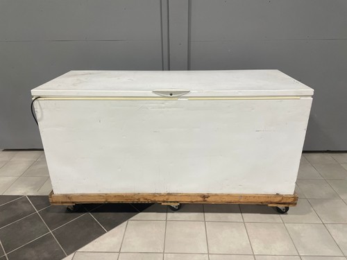 Frigidaire Gallery Large Chest Freezer on Rolling Wood Frame – Pickup only