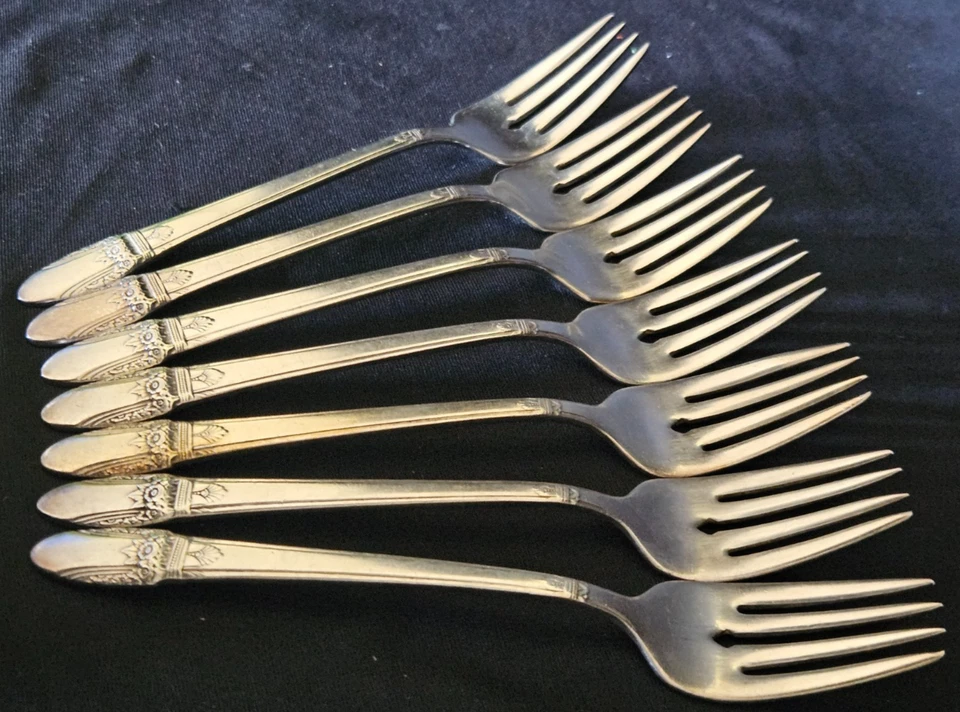 7 tenedores de ensalada de colección 1847 Rogers Bros Is "First Love" utensilios plateados. Foto 3 de 4