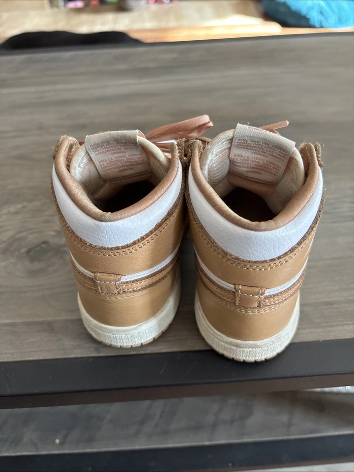 Nike Air Jordan 1 Mid SE Zapatos Niño Pequeño Talla 10C Praliné FN6623-201 Atlético Usado en Excelente Condición Foto 3 de 4