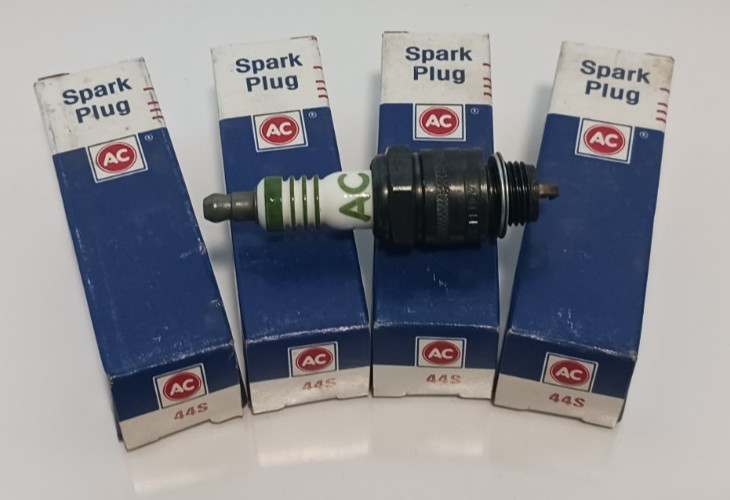 4X GENUINE GM ACDELCO SPARK PLUGS 44S NOS FREE SHIPPING