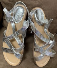 GIRLS STRAPPY SIZE 5 SANDALS SILVER SHIMMER FLATS SUPER CUTE 