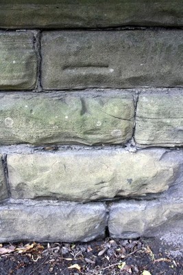 Foto 6x4 Benchmark an der Wand von #54 Radcliffe Lane Pudsey \/SE2233 Ordn c2017