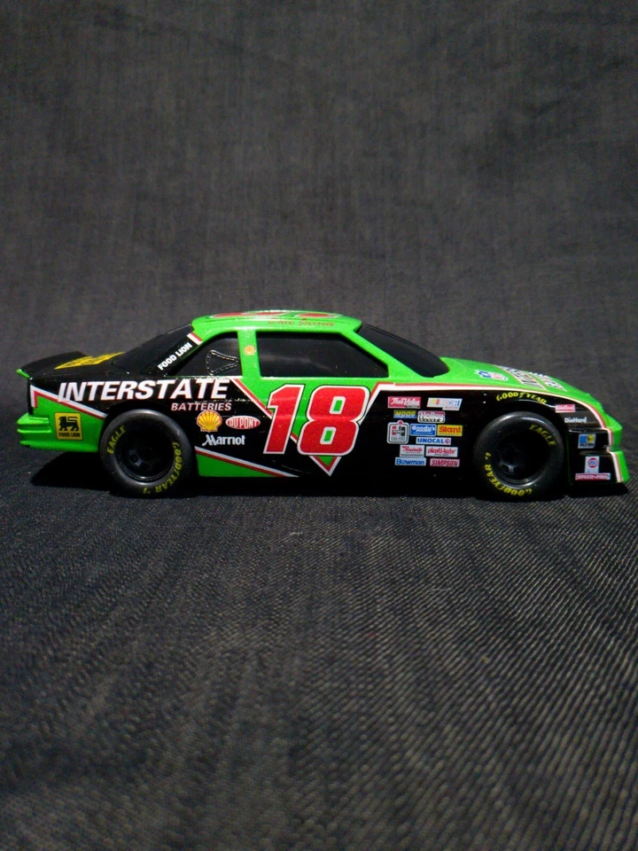 1992 Racing Champions NASCAR Dale Jarrett Interstate Batteries #18 Bank 1:24 - Imagem 3 de 4