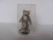 BOYDS BEARS TURNER F. WUZZIE THE GREY CAT MINIATURE WITH STAND AND CASE - NEW 