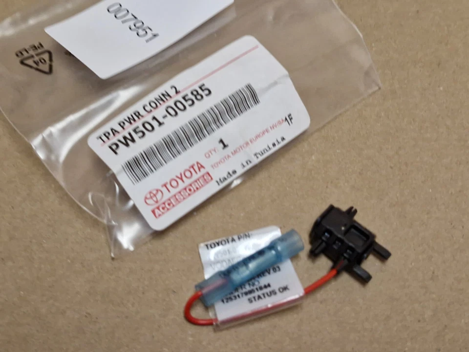 Toyota Auris TPA Rear Sensor Wiring Connector PW50100585 PW501-00585 Genuine - Image 2 of 4