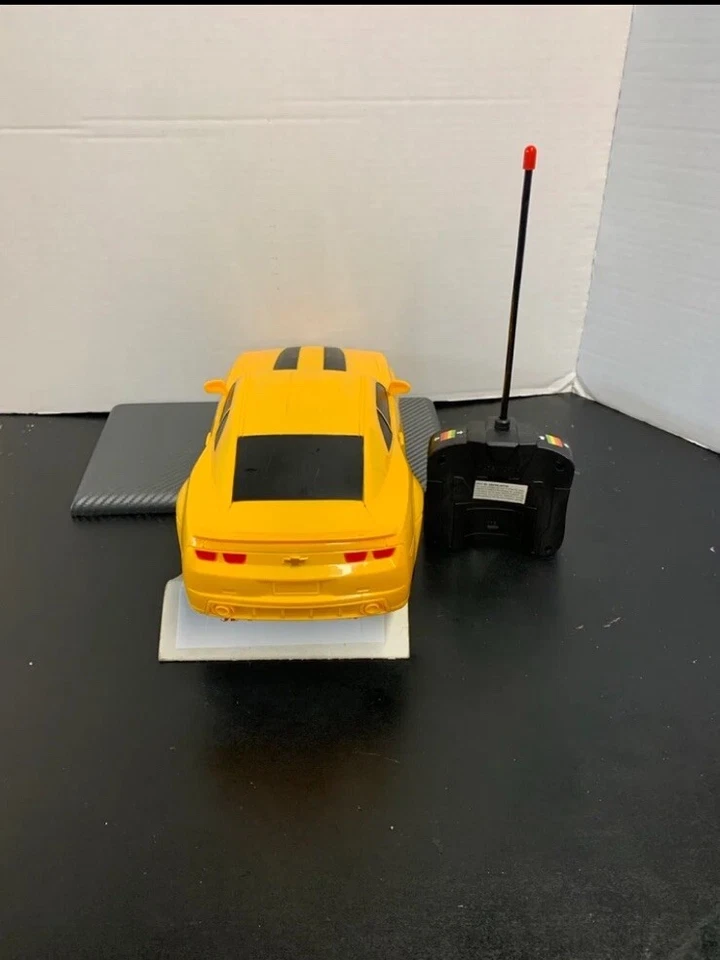 Yellow 2012 Chevy Camaro Ultimate Series 13” Wireless RC Car Pre-Owned EUC 🔥🔥 - Image 4 of 4
