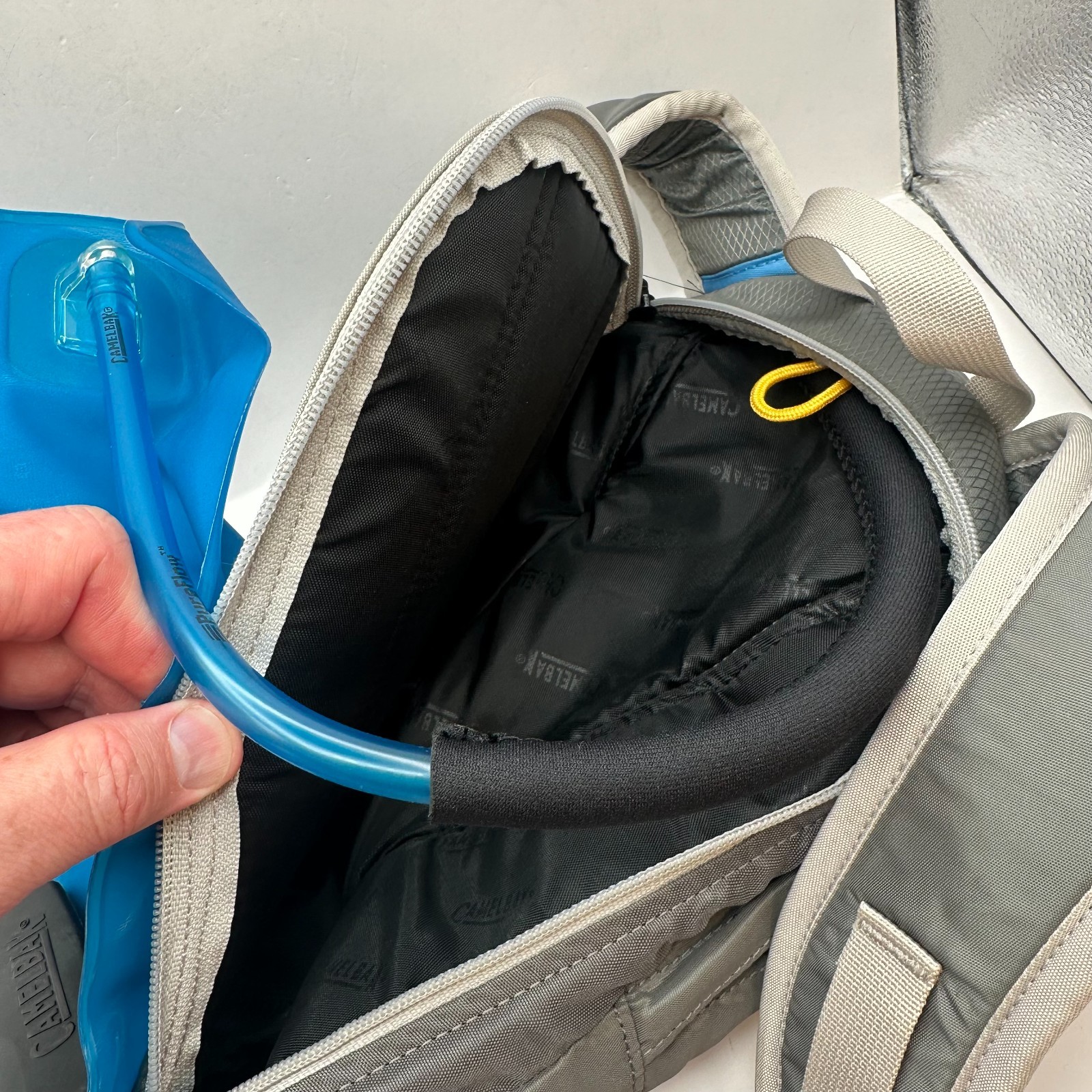 Camelbak Sugar Gray/Tan Hydration Backpack 2L Bladder Thermal Insulated Hose