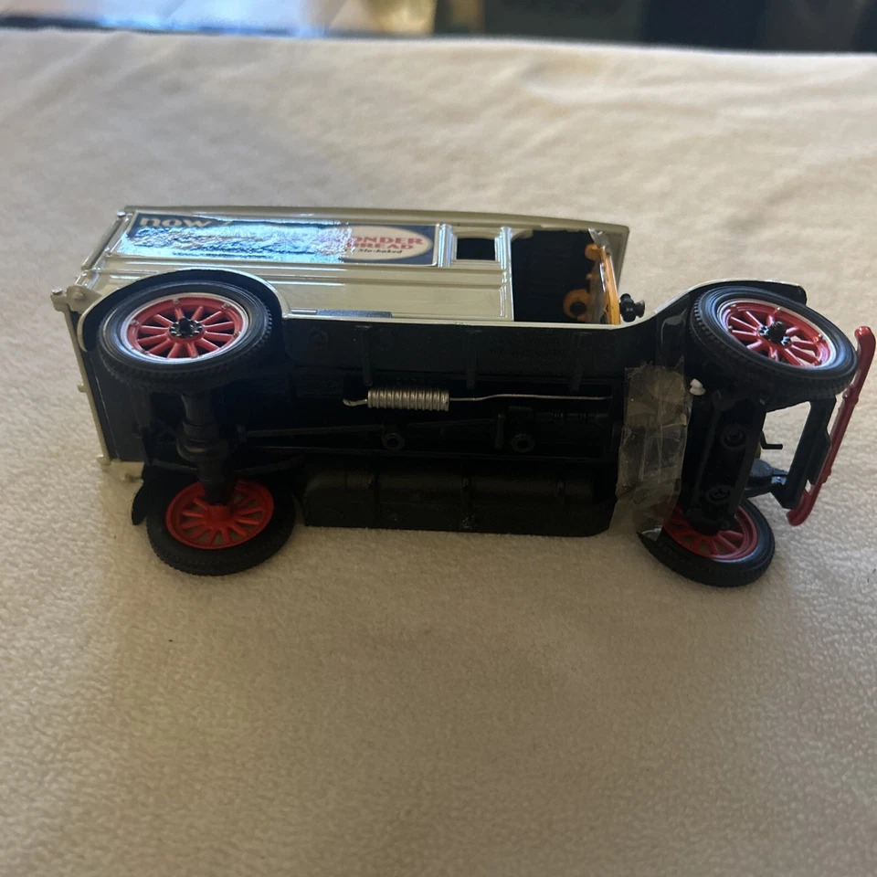 1920 WHITE DELIVERY VAN SIGNATURE MODELS 1:32 OPENING HOOD & REAR PANEL - Image 3 of 4