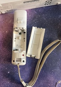 Nintendo Wii Console Lot (RVL-001) w/ Wiimote & Sensor Bar , Cables  (White)