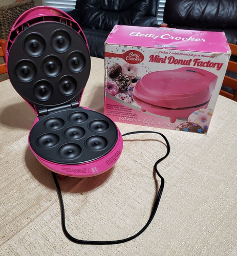 Good Used Betty Crocker BC-2938CO Mini Donut Factory 7 Donut Maker with box