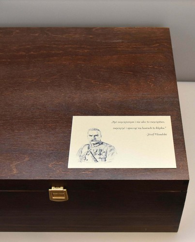 Jozef Pilsudski on Horse in a Gift Box with Engraved Dedication - Picture 7 of 7