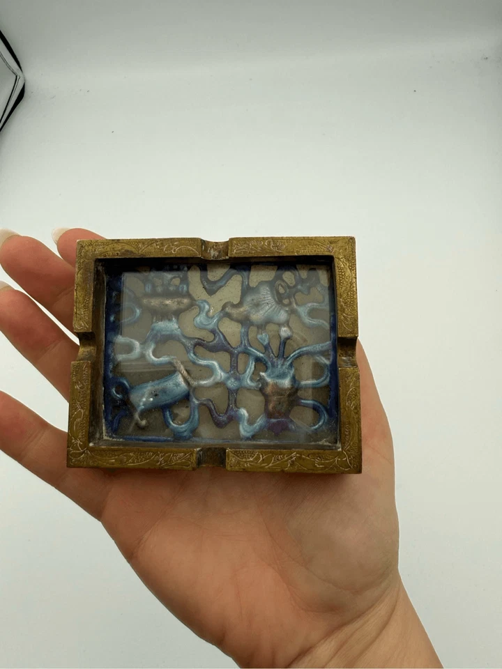 Cenicero chino con incrustaciones de bronce y jade de finales del siglo XIX Foto 3 de 4