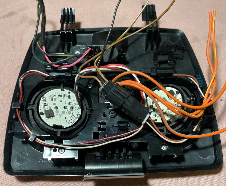 Console de luz mapa teto cúpula frontal superior Chrysler 200 Dodge Avenger 2008-2014 - Imagem 3 de 4