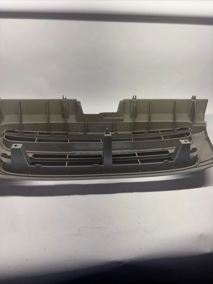 Conjunto de rejilla superior Isuzu Trooper 1998-2002 Foto 3 de 4