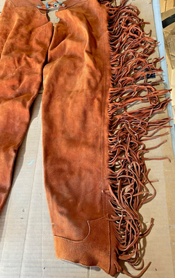 Chaps western en daim marron foncé faits main Chaps western en daim marron foncé faits main