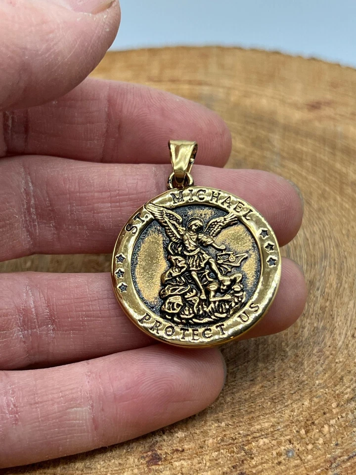 Pingente medalhão de aço inoxidável folheado a ouro St. Michael Protect Us - Imagem 2 de 4