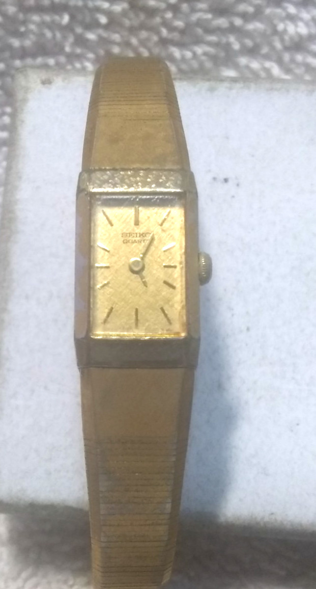 Dress Seiko Works New Bracelet 2E20-5029 Bat Narrow Tank Gold Watch Quartz Dial - vintagewatches.pk