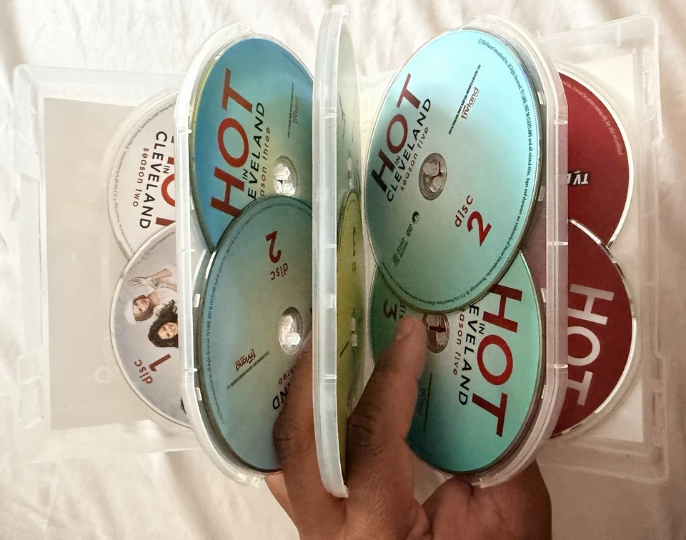 TV Land Hot In Cleveland The Complete Series Season 1-6 - Image 3 of 3