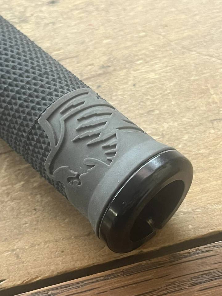 Empuñaduras de manillar planas ODI gris Aaron Gwin Lock On 135 mm 22,2 GT Bravado Foto 2 de 4