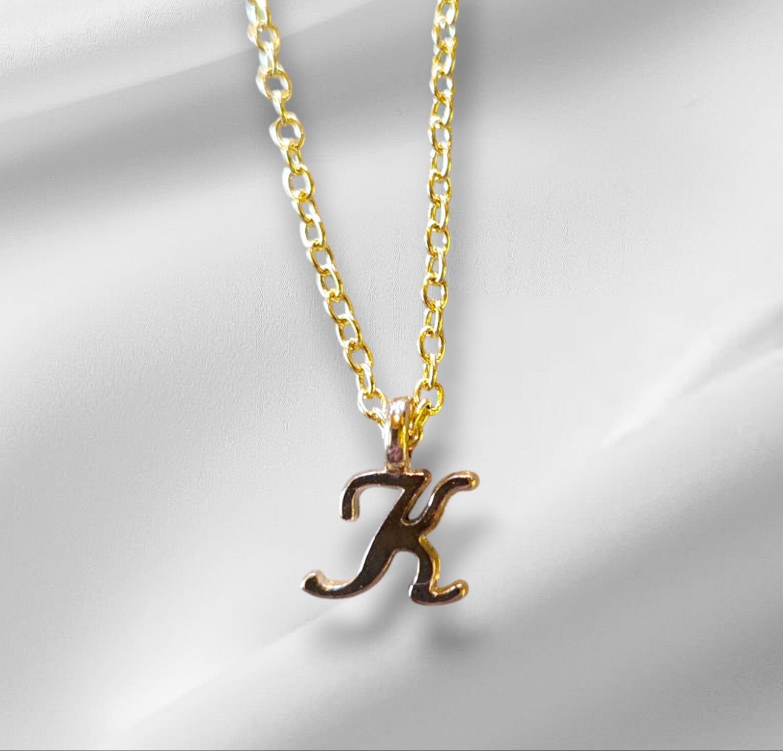 Delicado collar inicial letra K enchapado en oro amarillo de 18 pulgadas
