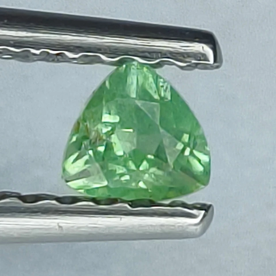 MARAVILLOSO KORNERUPINE NATURAL 0,17 quilates. Foto 3 de 4