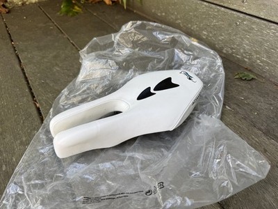 ISM Adamo Triathlon Split Nose Sattel weiß Leder Titan Reling