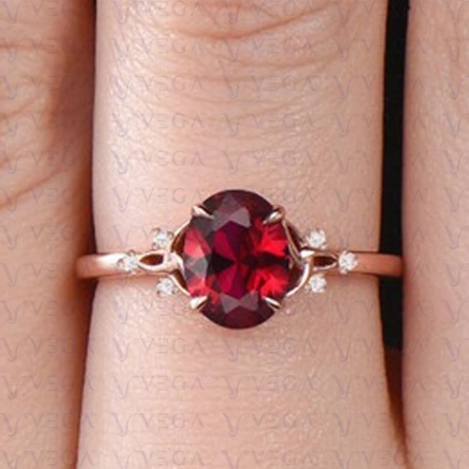 Alianza enchapada en oro rosa de 18 quilates con rubí rojo natural y diamantes en forma ovalada de 4,09 quilates Foto 4 de 4