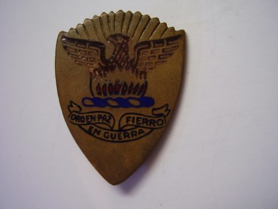 Vintage Pinback Medal Oro en Paz Fierro en Guerra