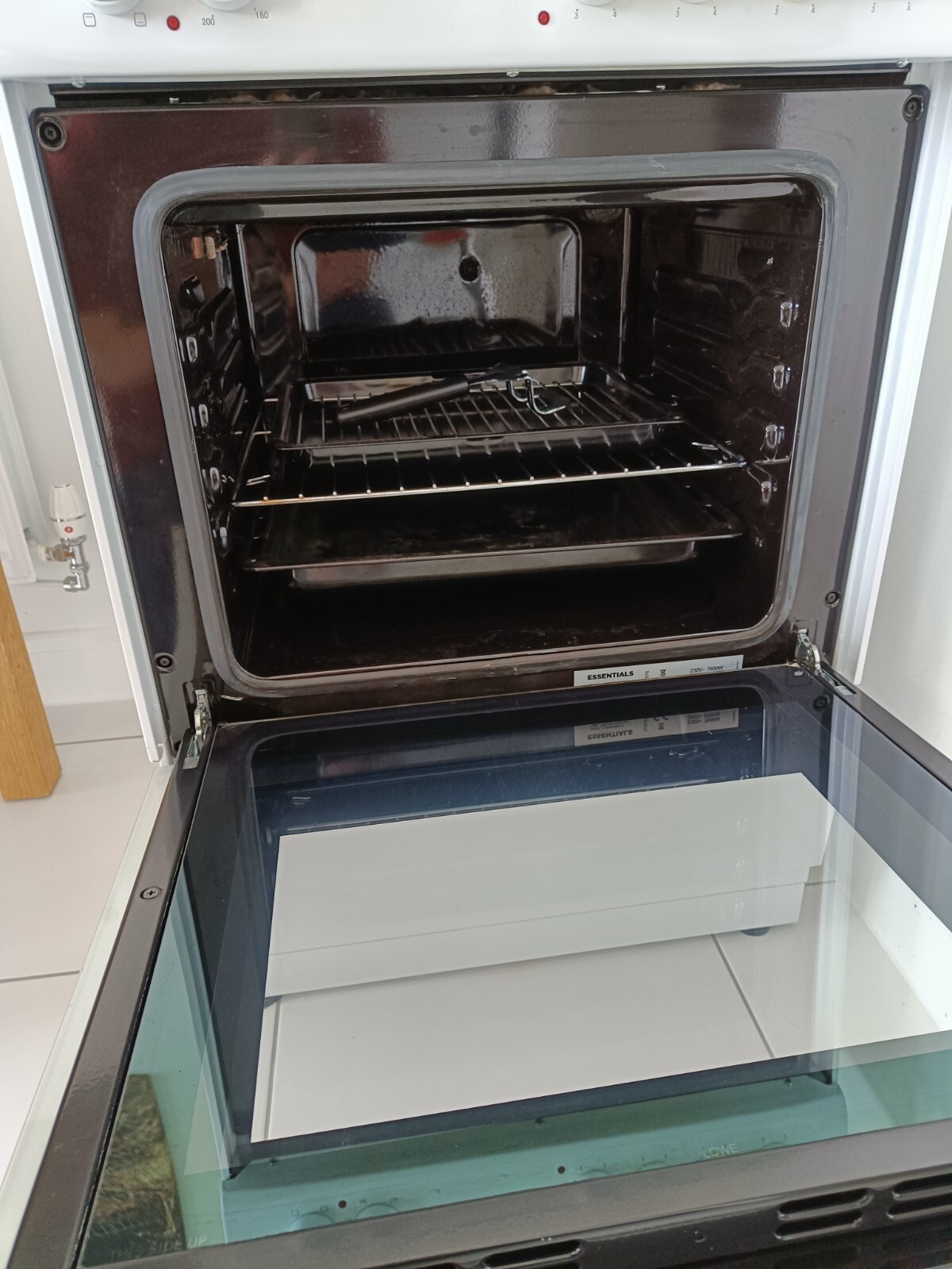 Currys Essentials CFSE60W17 freestanding conventional electric oven