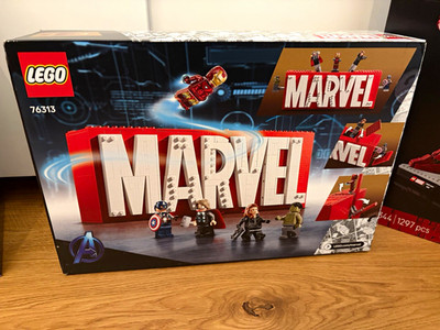 LEGO Marvel Super Heroes Marvel Logo & Minifiguren 76313, 931 Teile, 12+