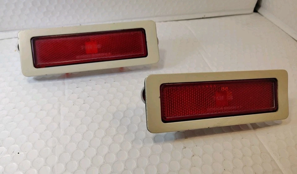 1985 Oldsmobile Cutlass Supreme 4 Door Rear Marker Lense & Bezel Set - Image 2 of 4