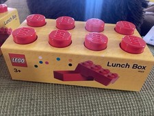 LEGO Lunch Box, dł. x szer. x wys., 20x10x6 cm, może również służyć jako pudełko kolekcjonerskie.