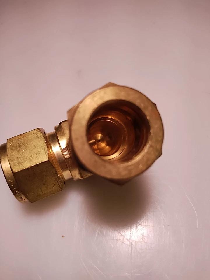 5/8" Brass Compression Elbows - Image 3 of 3