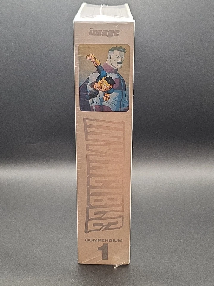 Invincible Compendium Vol 1 HC 精装密封 — 第 2/4 张图片