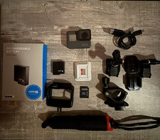 GoPro Hero5 12MP ActionCam - Schwarz + 64GB SanDisk Extreme + Zubehörpaket