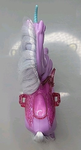 Barbie Unicornio Caballo Lago de los Cisnes Lila Púrpura Cuerpo Blanco Melena Cola Mattel De Colección - Imagen 2 de 5