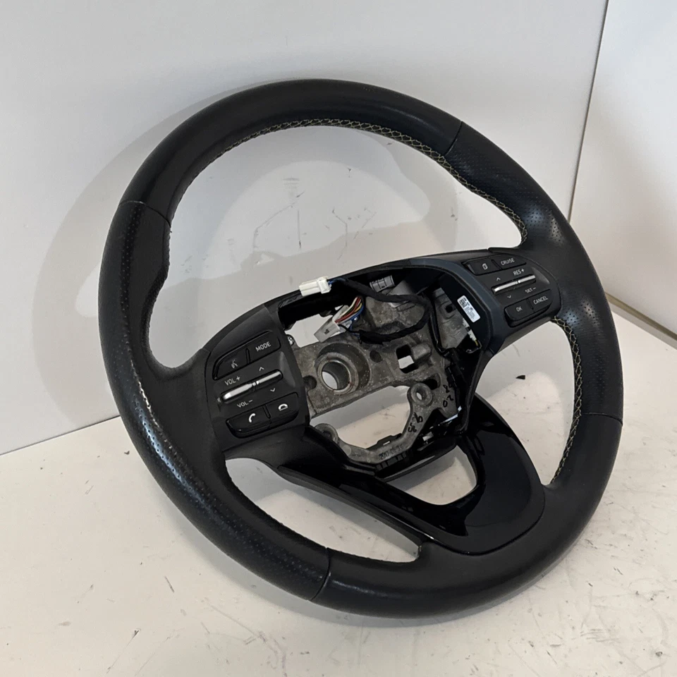 Hyundai Kona 2018 volante térmico cuero negro con costuras amarillas OEM Foto 3 de 4